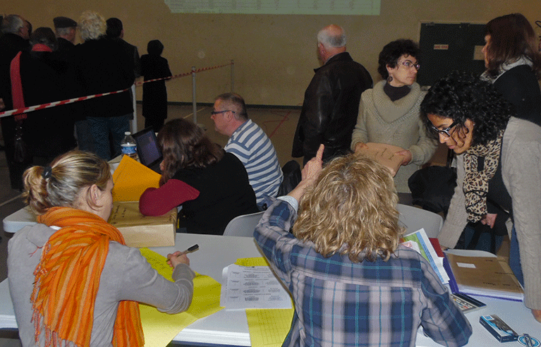 Bureau centralisateur des résultats dans la salle polyvalente d'Essômes-sur-Marne
